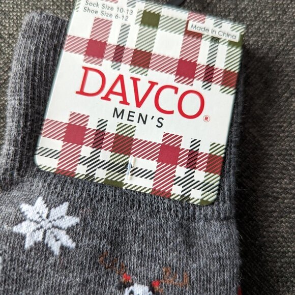 2/$20 - NWT Men's Davco Dogs on Skis Novelty Winter Holiday Socks - Picture 3 of 5